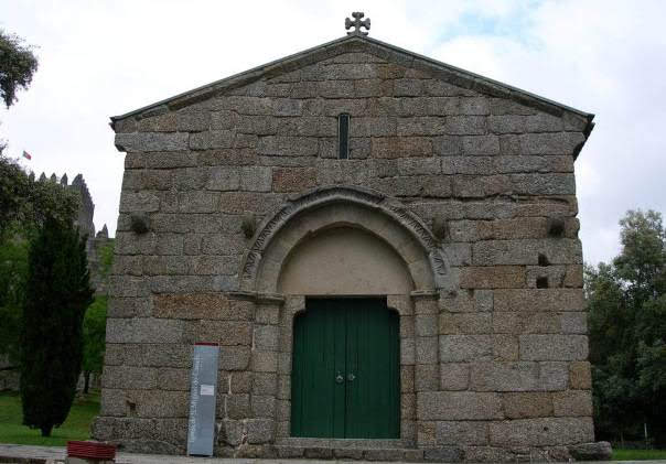 Igreja de São Miguel do Castelo / Férias em Guimarães