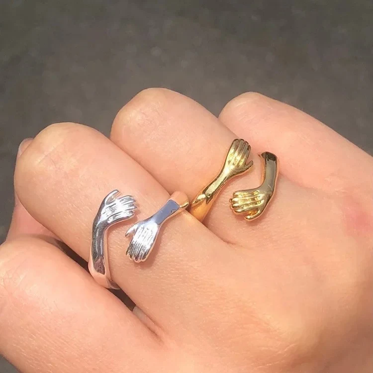 Mode Ring met Handen Omarming – Een simpel en speciaal sieraad. Deze ring staat voor warmte en genegenheid, ideaal voor een unieke uitstraling.