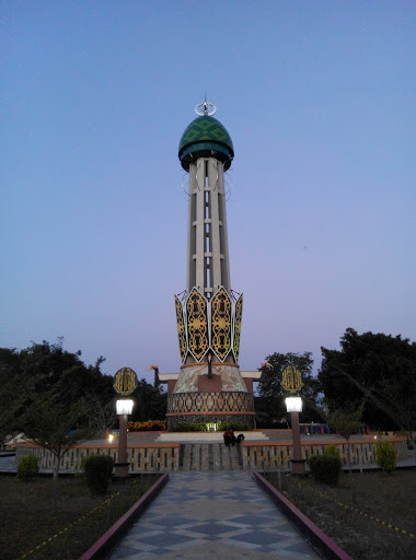 Tugu at Taman Kota Sampit