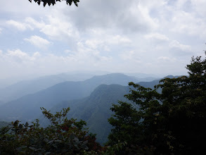 国見山（中央）、奥に大台ケ原