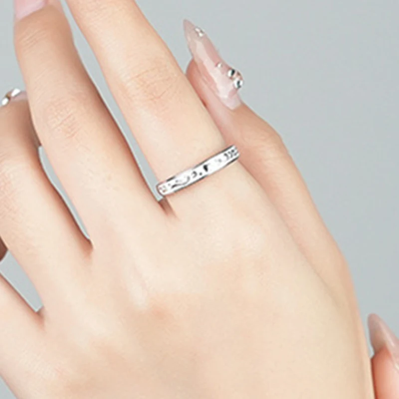 Kleiner Design-Ring mit Öffnung, verstellbar für perfekten Sitz, ideal für Alltag und besondere Anlässe, stilvoll und komfortabel