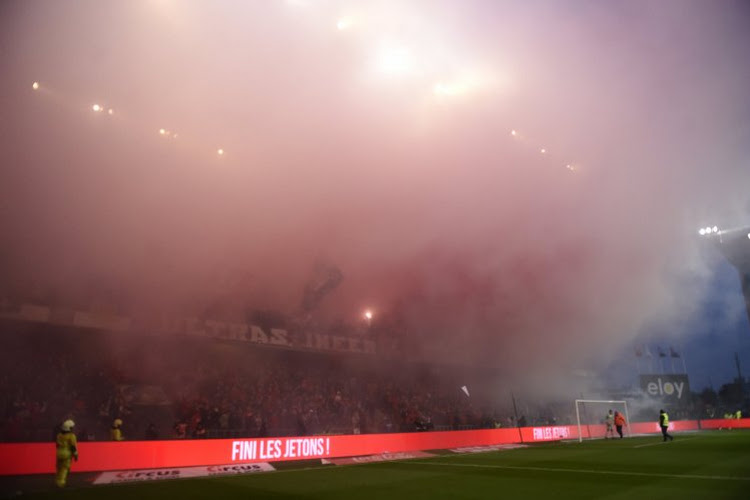 📷 Standard-spelers uitgewuifd met bengaals vuur door supporters