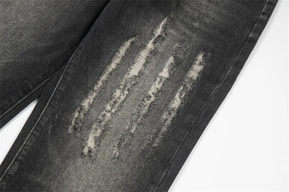 Jeans da uomo strappati e usurati con personalità, stile alla moda, look vissuto e casual, perfetti per un look quotidiano.