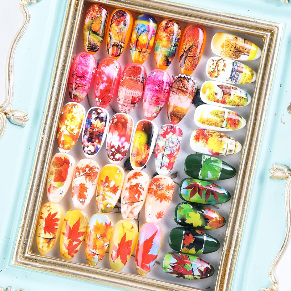 Grands stickers pour ongles, série Automne avec feuilles dorées et d'érable. Créez facilement un nail art automnal avec ces motifs.