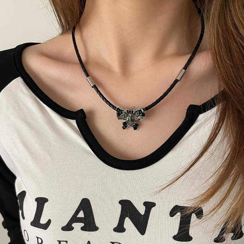 Zwarte vlinder gepersonaliseerde ketting dames, hoogwaardige hanger, stijlvolle sieraden, uniek cadeau voor vrouwen.