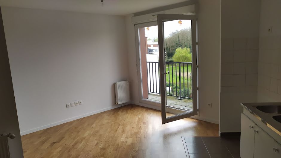 Location  appartement 4 pièces 69.92 m² à Corbeil-Essonnes (91100), 970 €