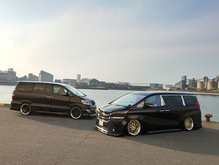 アルファードのTEAM Excitación・輪止めビビリーズ・全日輩会、関輩東、東輩海、東輩北、関輩西、蝦輩夷・四日市港・マブダチとカメ活コラボに関するカスタム事例の投稿画像1枚目