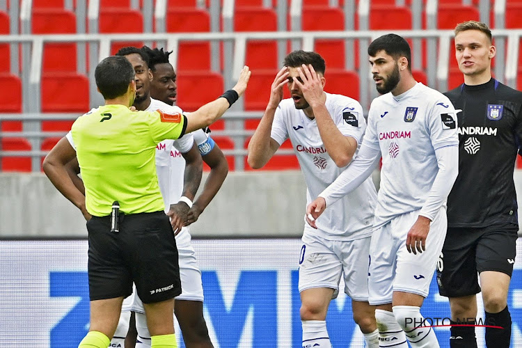 Plombé par une expulsion rapide, Anderlecht loupe le podium 