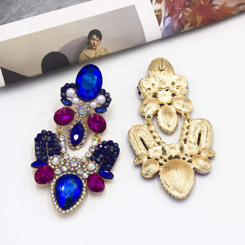 Boucles d'oreilles en alliage de couleur pour femmes Rehaussez votre style avec ces boucles d'oreilles tendance et légères. Parfaites pour toutes les occasions.