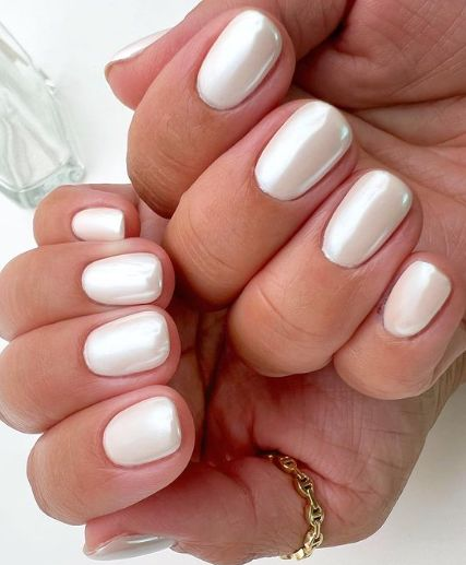 Another version of the nude nails, a perfect picture of the cute short nails