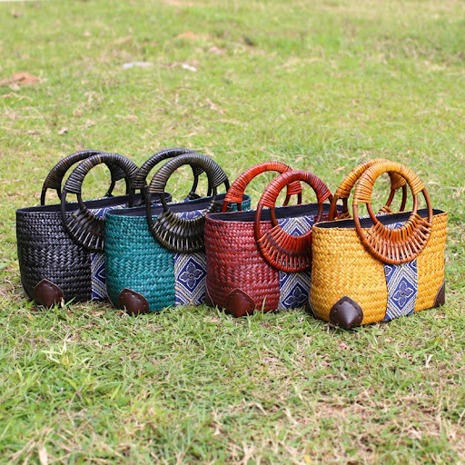 Title 3, Vintage handmade straw handbag. The perfect sum...