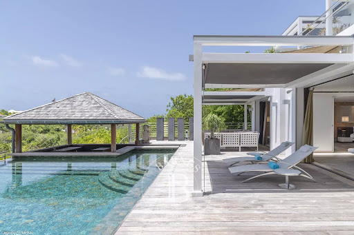 Modern outdoor pool and gazebo - Luxury seasonal rental villa in Saint-Barthélemy, 4 rooms, 3 bedrooms