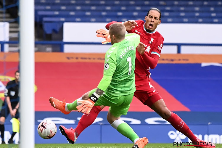 Geen kaart en geen penalty: Van Dijk wordt door Pickford van het veld getrapt