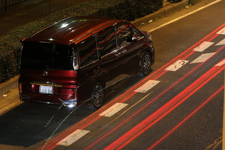 ステップワゴンスパーダの寄り道・光跡・追突注意・歩道橋に関するカスタム事例の投稿画像3枚目