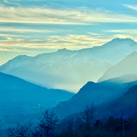 Montagne dopo il tramonto di 