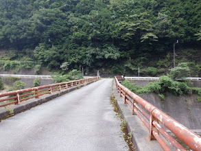 橋を渡り左の駐車地へ