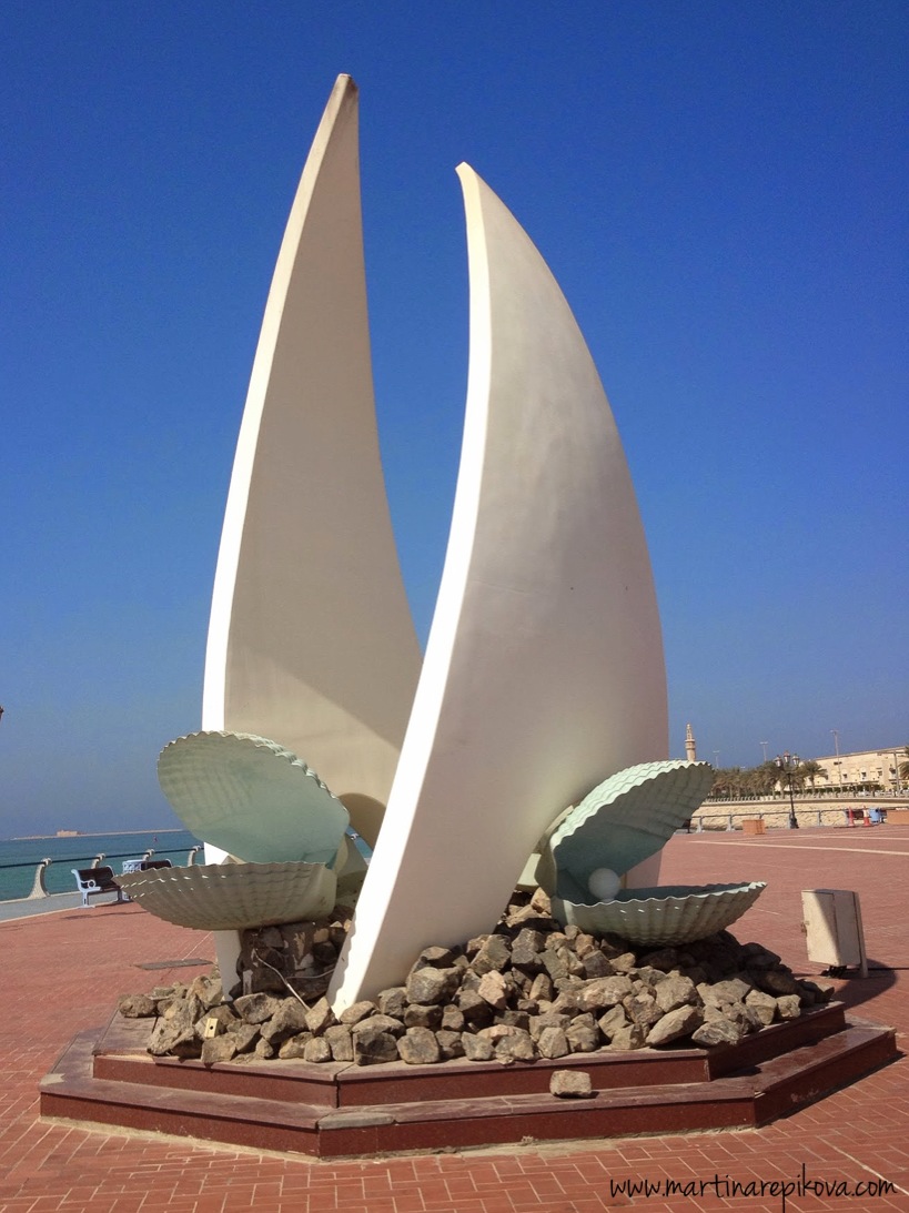 A statue on Corniche, Abu Dhabi, UAE (Original photo)