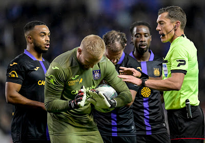 Un ancien arbitre clarifie le penalty lors du match Genk-Anderlecht : "Il applique simplement les règles"