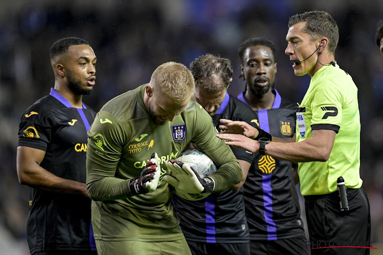 Un ancien arbitre clarifie le penalty lors du match Genk-Anderlecht : "Il applique simplement les règles"