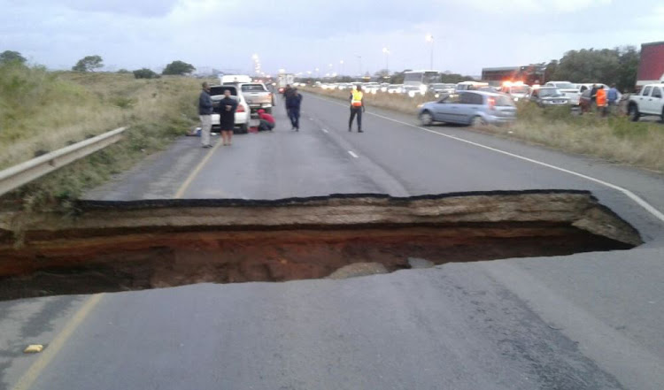 R34 / John Ross road collapses outside Richards Bay during peak traffic time.