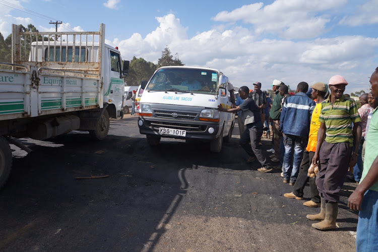 Touts, fruit vendors and passengers at Nyambare trading center Nakuru stage yesterday.