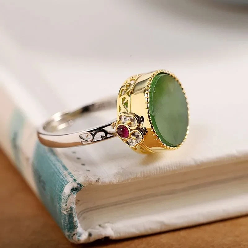 Vintage sterling silver inlaid green round ring, a beautiful and timeless piece perfect for everyday wear, adding a touc