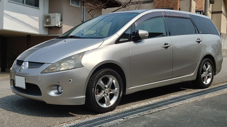 グランディスのホイール交換・洗車・黄砂と花粉は敵・春の風物詩と愛車・タイヤ交換に関するカスタム事例の投稿画像1枚目