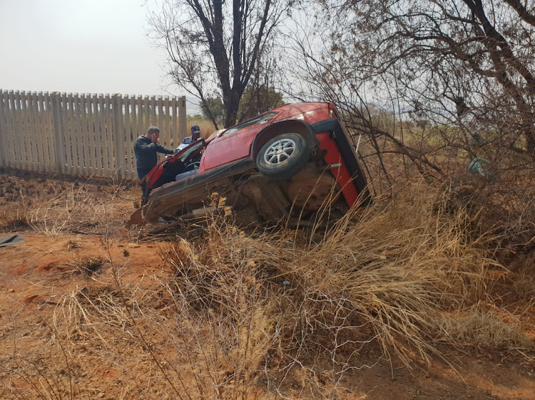 Car crashes into tree in Vaal Marina‚ killing one person