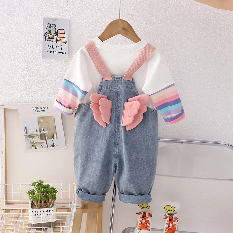 Conjunto de duas peças infantil, macacão jeans com suspensórios e desenho de desenho animado, perfeito para brincar com estilo e conforto.