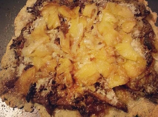 Hawaiian pizza with pulled pork, fontina chese, caramelized onions and pineapple on an almond flour dough. 