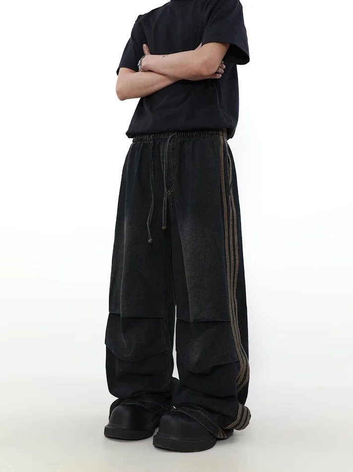 Jean droit homme à plis américains, design niche rayé, jambe large, coupe droite pour un look élégant et tendance.
