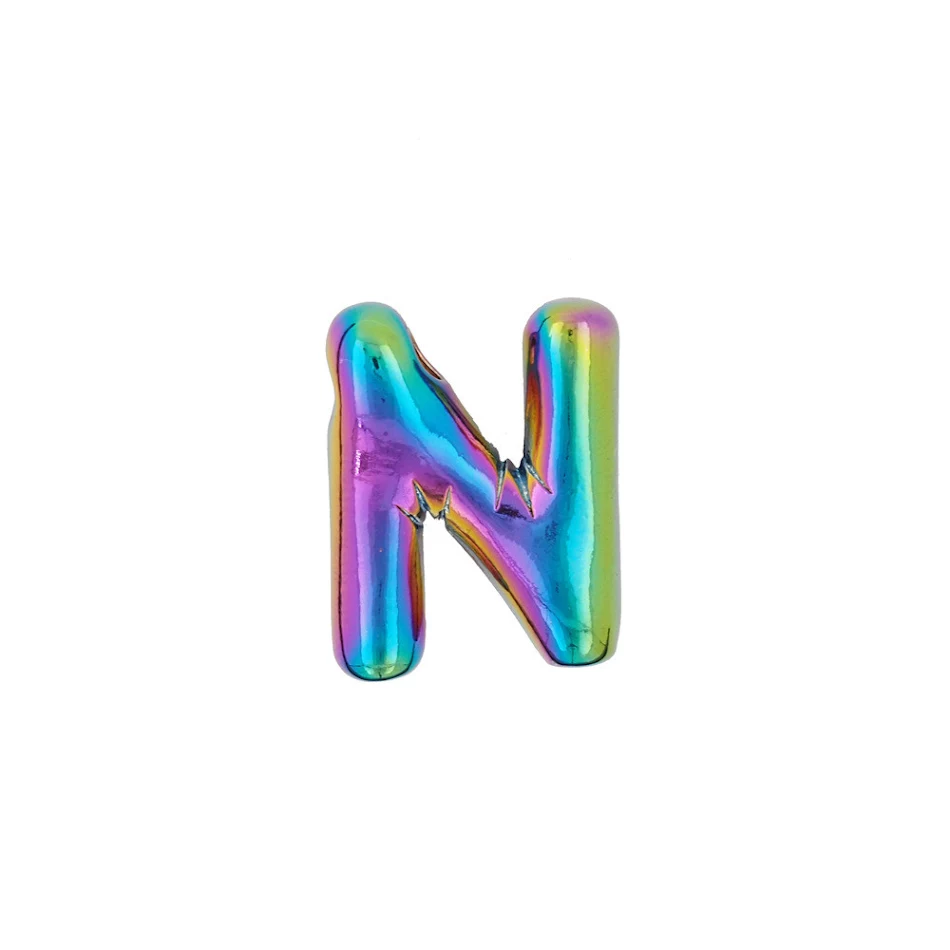 Collier de couple arc-en-ciel avec lettres ballons colorées, pendentif en cuivre. Un accessoire couple vibrant et original.