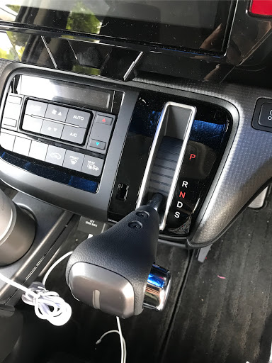 ホンダ ステップワゴンを華麗にカスタム By キヨ 2018 08 06 シフトノブを交換 裏のネジ2本外したらスポッと取れました 外したらこんなの グリスでベトベ Cartune