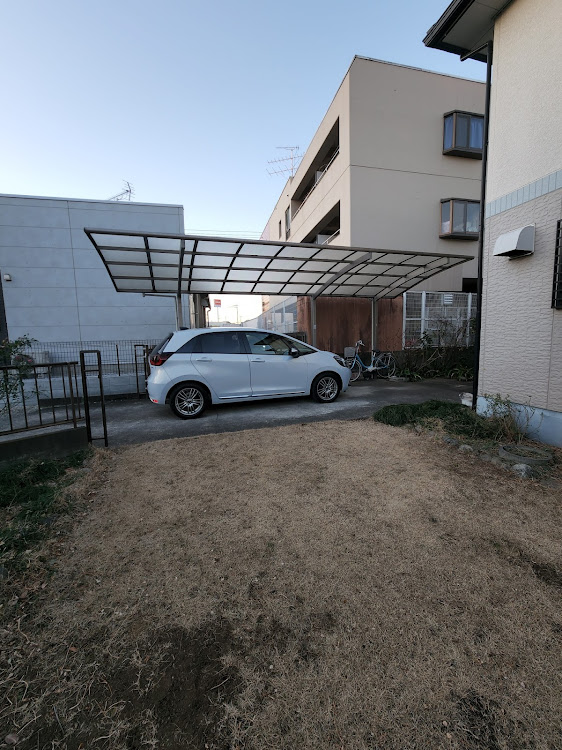 フィットの自宅の駐車場・武蔵野フーズ所沢工場に関するカスタム事例の投稿画像2枚目