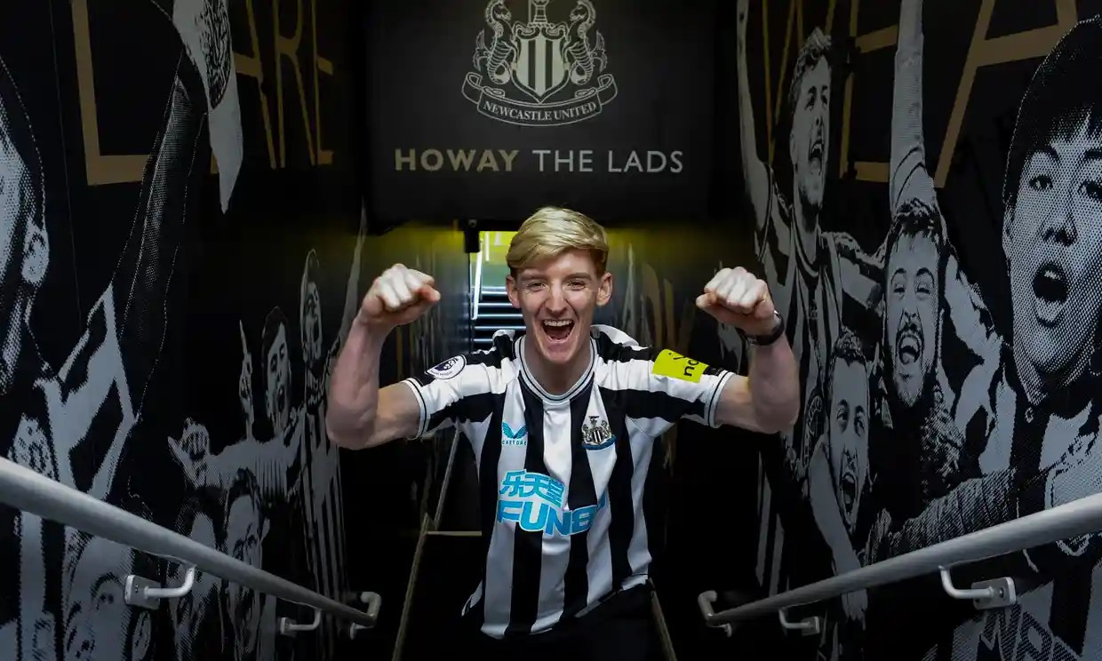 Anthony Gordon cập bến Newcastle Utd