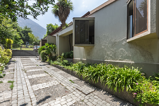 Paved driveway leading to modern house - House purchase in Vitacura, 5 bedrooms