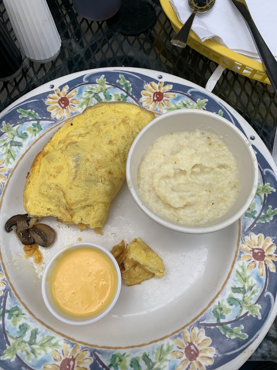 Omelette, grits w hollandaise