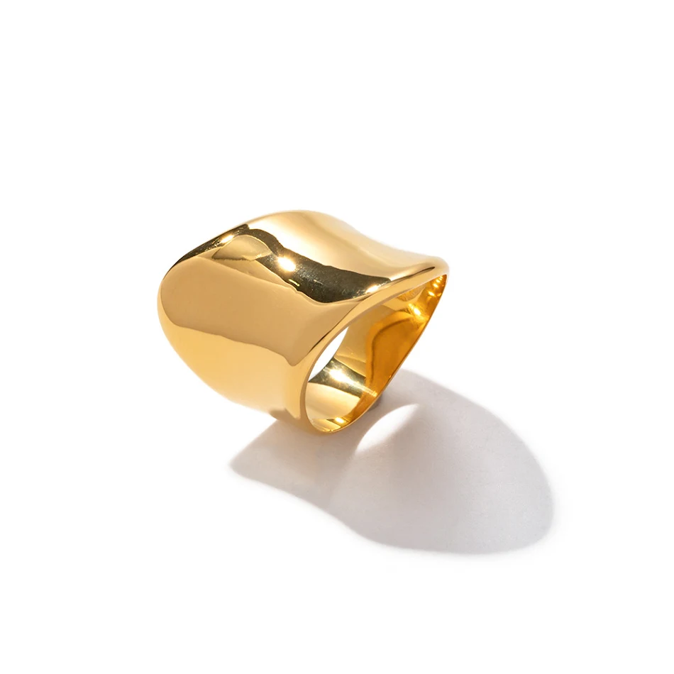 18K vergulde roestvrijstalen ring met brede band, minimalistisch design. Een stijlvolle en duurzame ring voor dagelijks gebruik.