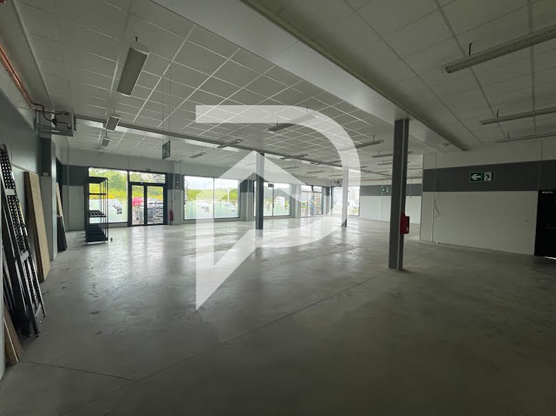 Location  locaux professionnels 4 pièces 400 m² à La Ville-aux-Dames (37700), 3 135 €