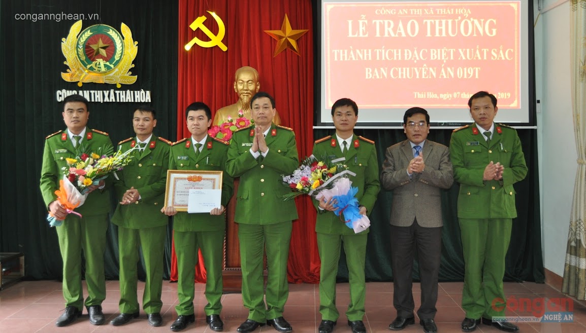 Lãnh đạo Công an tỉnh và UBND TX Thái Hòa trao thưởng cho Ban chuyên án 019T về thành tích triệt xóa ổ nhóm trộm chó liên huyện