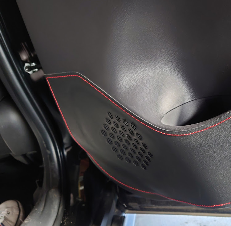 ヤリスクロスの10月も宜しくお願いします・ドアキックプロテクター・TOM'Sに関するカスタム事例の投稿画像2枚目