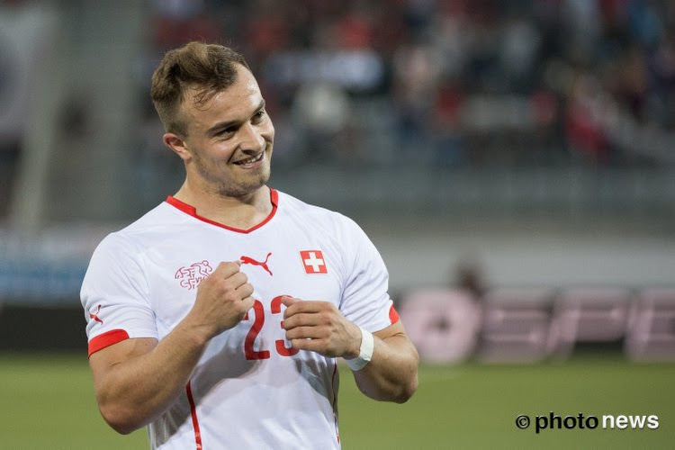 Shaqiri s'amuse avec une poubelle