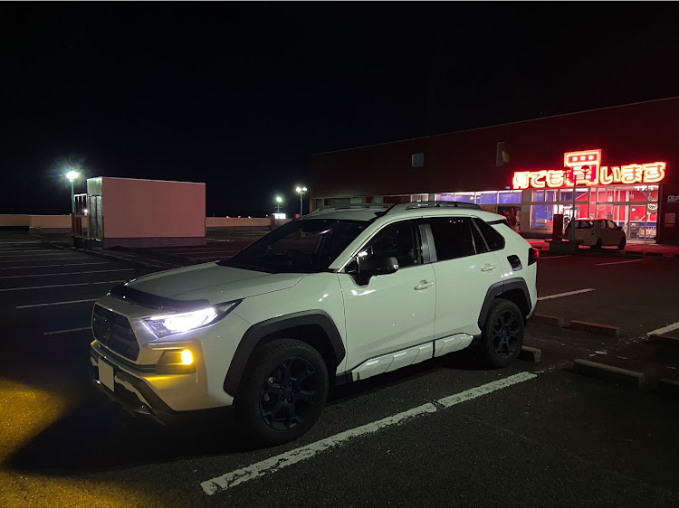 RAV4のRAV4オフロードパッケージ・ラッピング施工・ミラーカバー交換・DIYに関するカスタム事例の投稿画像1枚目
