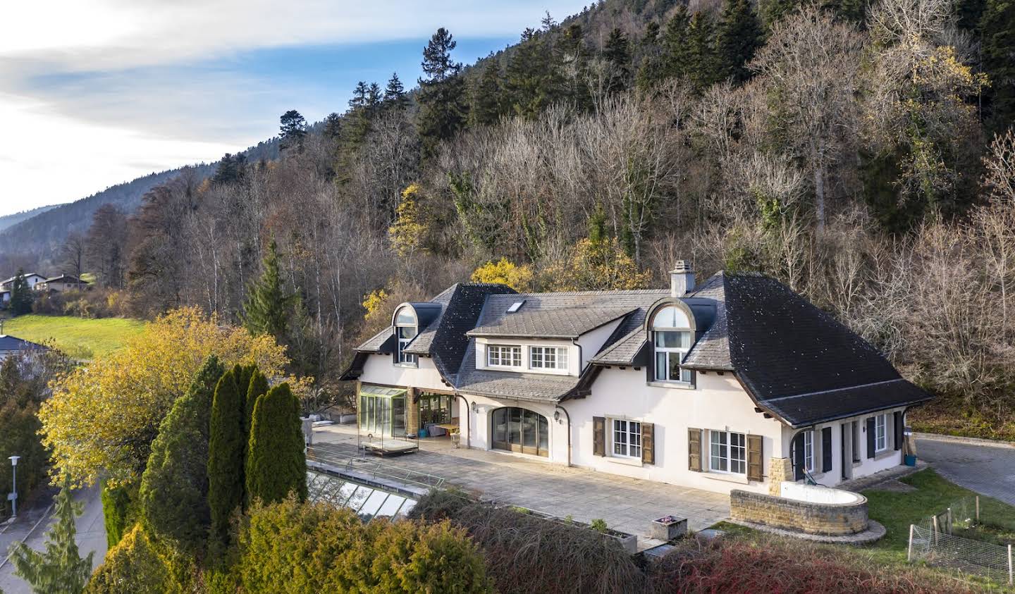 House with pool and garden Chézard-Saint-Martin