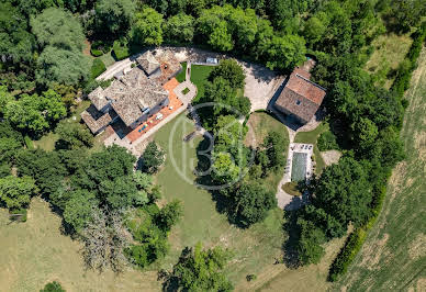 Vineyard with outbuildings 4