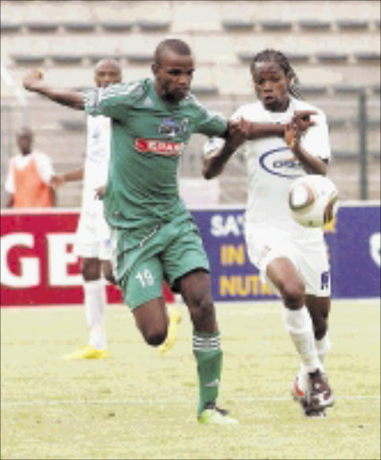 20100328VNH. Ayanda Dlamini of Amazulu shield Davis Nkausu of Supersport United during their Telkom Knockout quarterfinal at Super Stadium.Pic:VELI NHLAPO. 28/03/2010. © Sowetan.