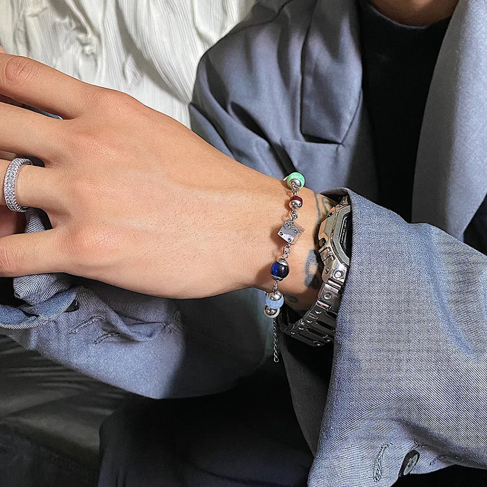 Mode armband met kleurrijke kraalsteken. Een stijlvol accessoire om je outfit op te fleuren en je persoonlijke stijl te accentueren.