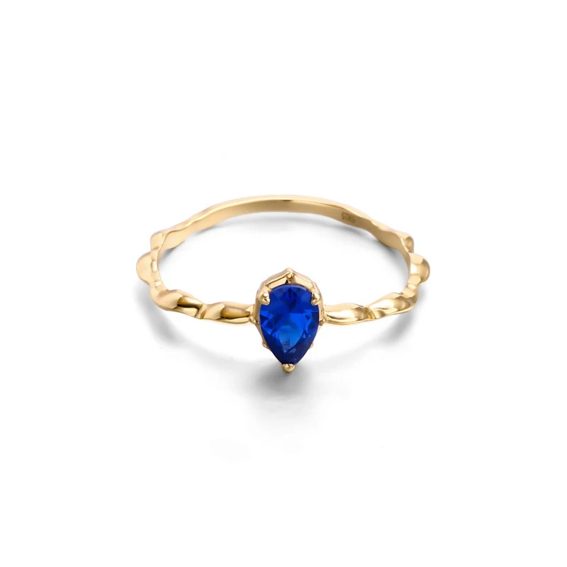 Japanse lichte sieraden Akado Saffierring Ervaar de elegantie van deze ring. Geniet van het lichte design en de stralende schoonheid van de saffier.
