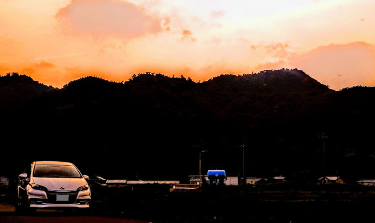 ウィッシュの写真が好きな人と繋がりたい・クルマ好きと繋がりたい・車が好きな人と繋がりたい・車写活・夕焼けに関するカスタム事例の投稿画像1枚目