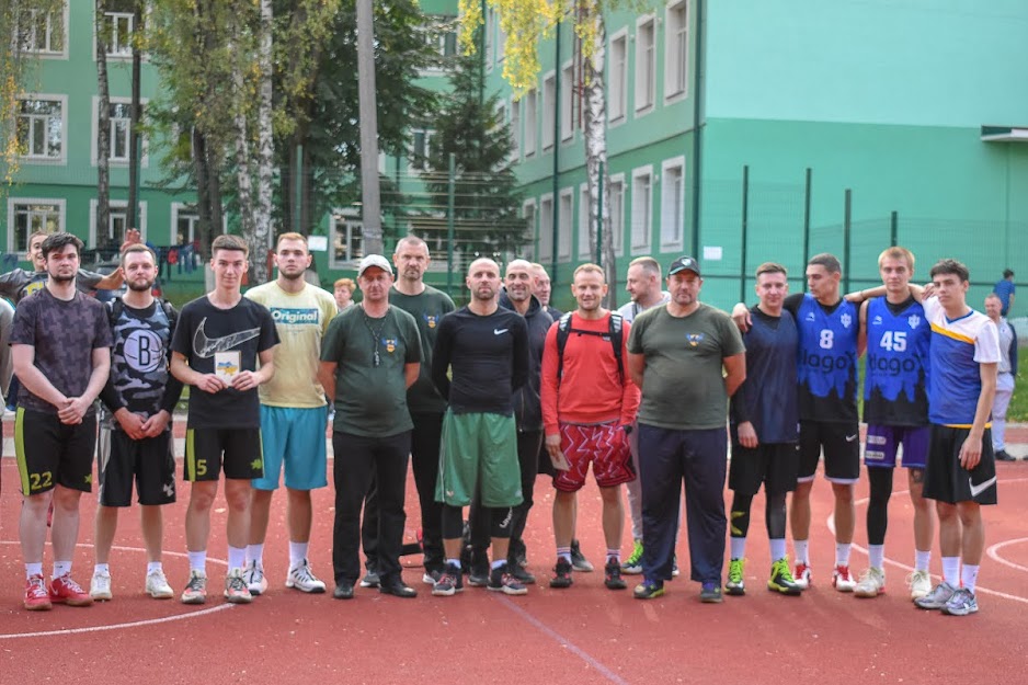 Group of people playing mini football Группа людей играющих в мини-футбол